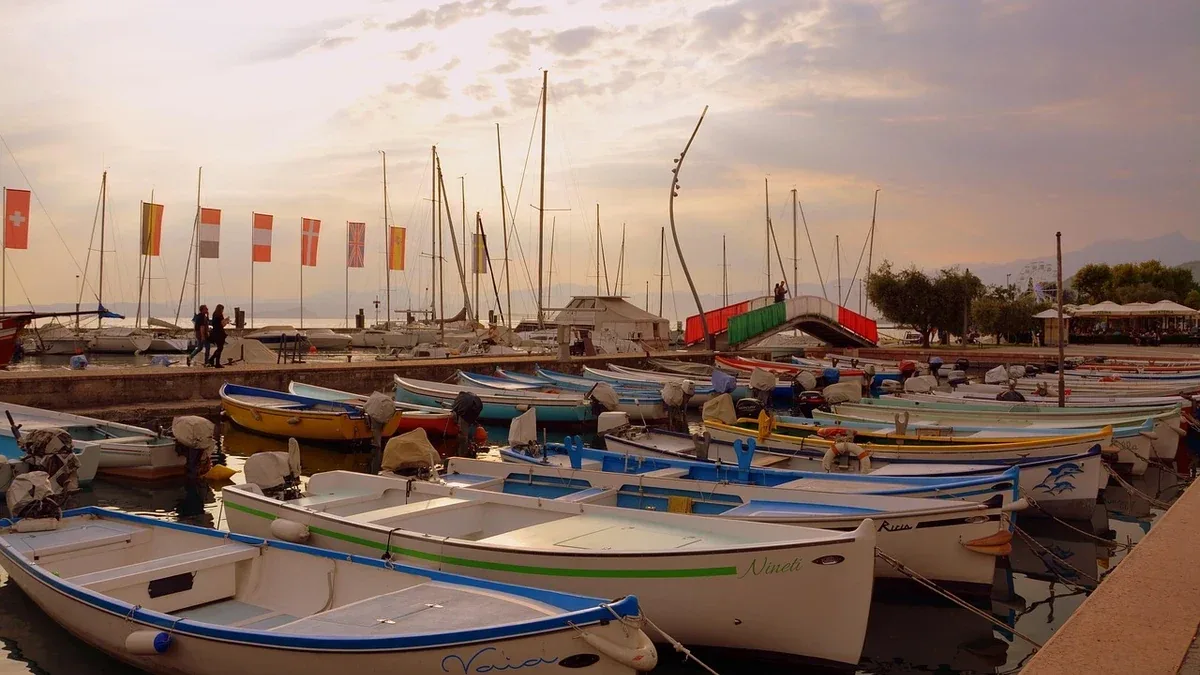 Lazise oltre il lungolago: vicoli, porte e tracce del porto antico
