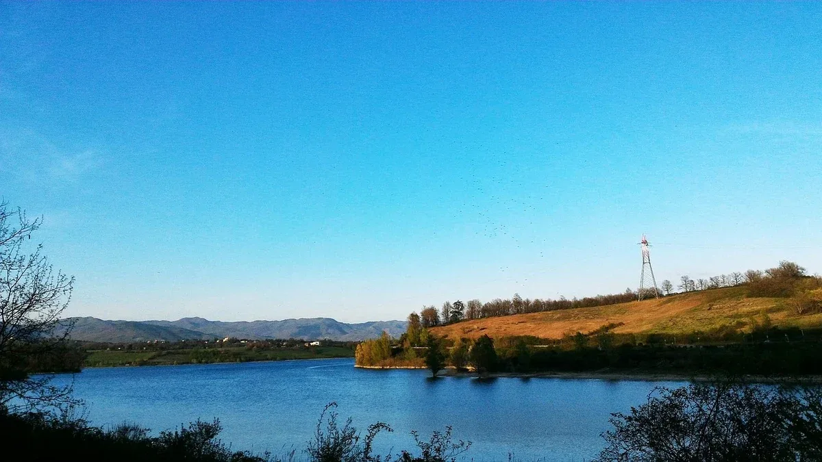 Sottoselva di Revine Lago: una passeggiata tra case in pietra e paesaggio collinare
