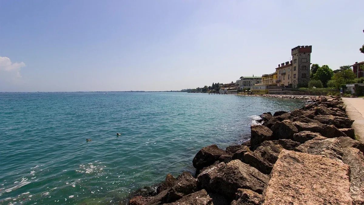 Bardolino: dal porto alle vie interne del centro storico