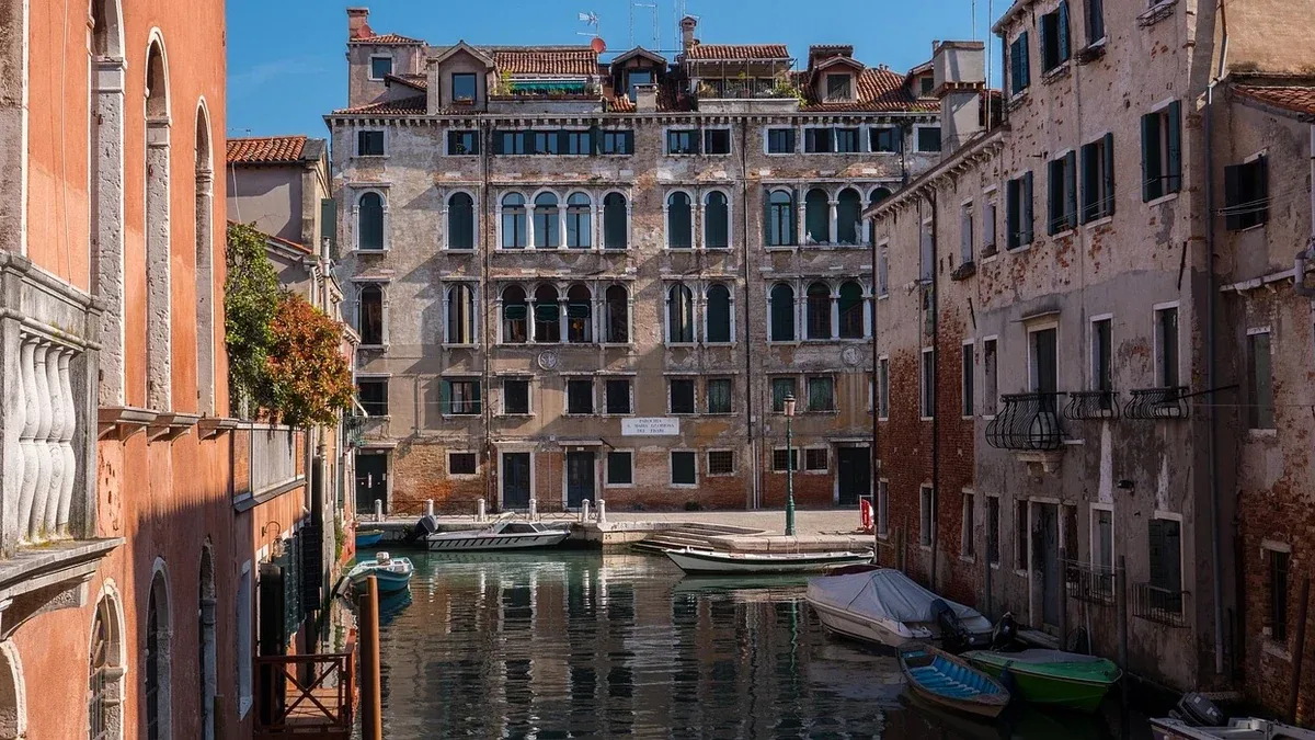 Le meridiane sui palazzi veneti: elementi da osservare per leggerle