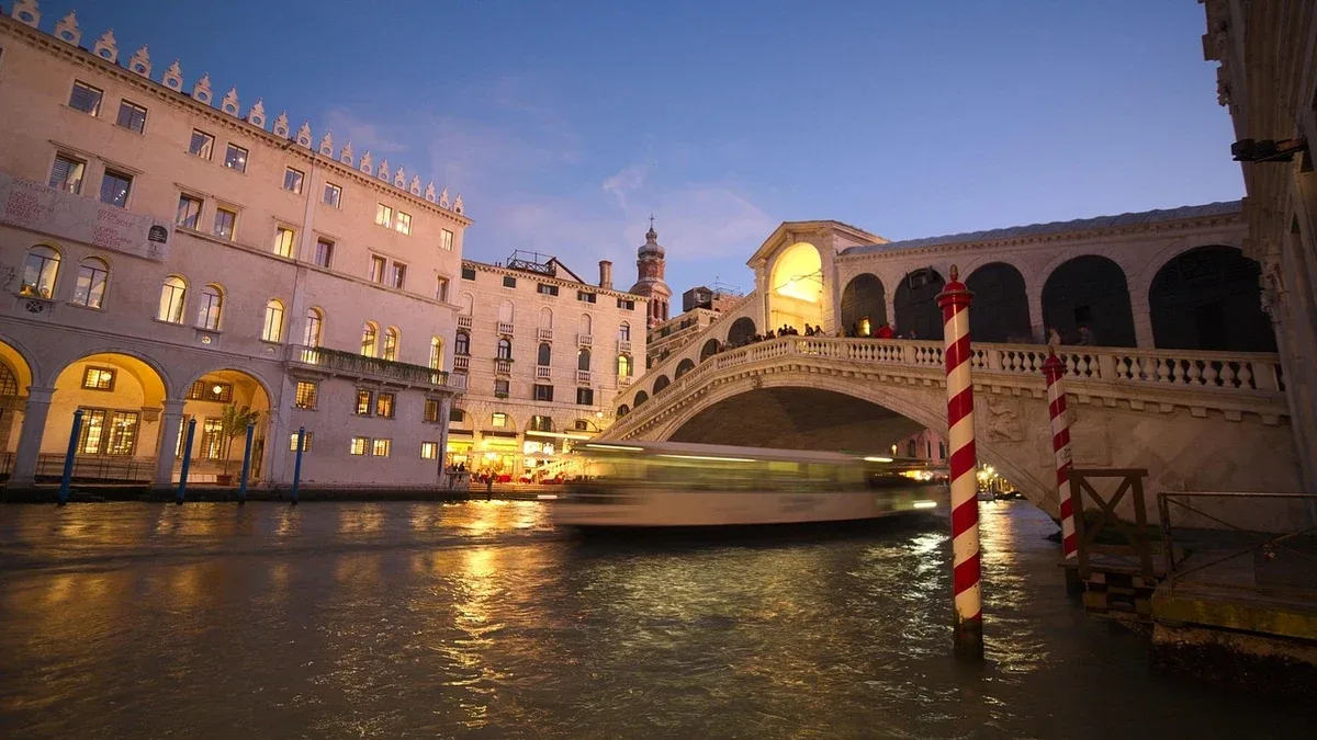 Ponte di Rialto: come osservare la struttura e i percorsi sulle due rive