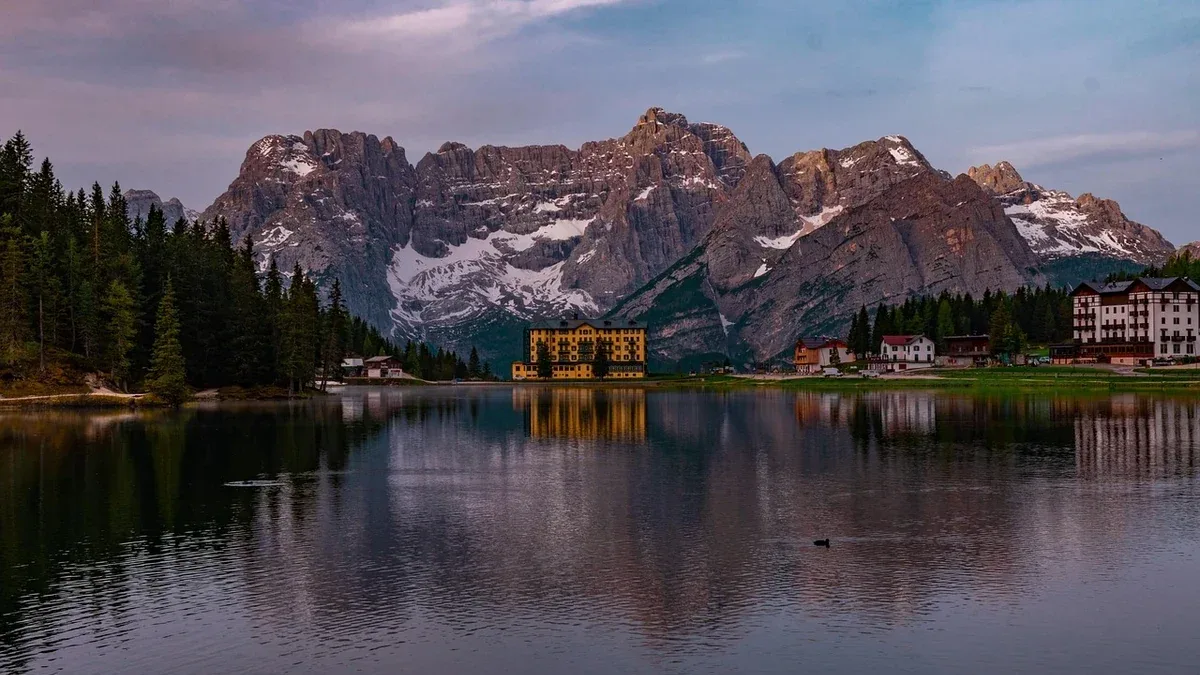 A piedi sull'anello del Lago di Misurina: come organizzare una passeggiata