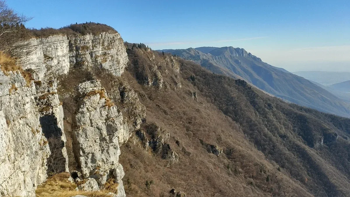 Fare un'escursione in Lessinia: come orientarsi tra pascoli e sentieri segnalati