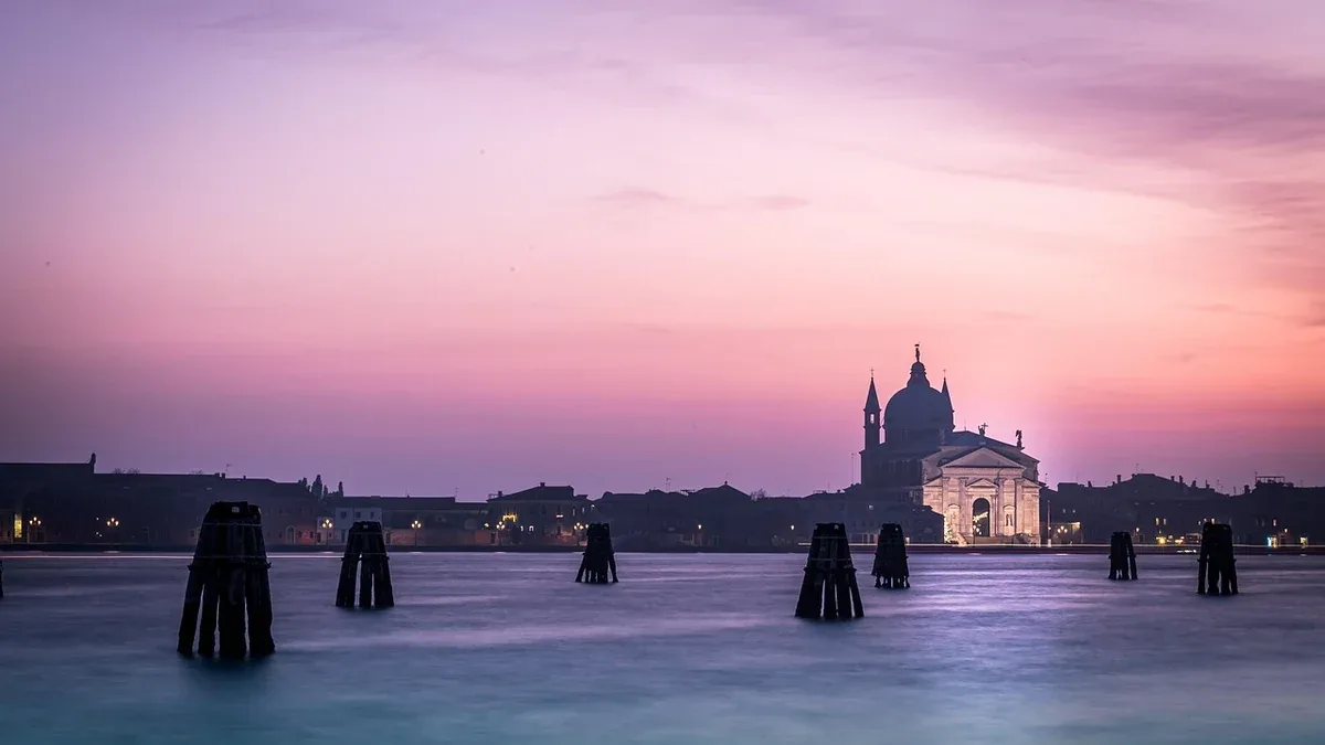 Fotografare Venezia all'alba: come scegliere scorci senza intralciare i passaggi