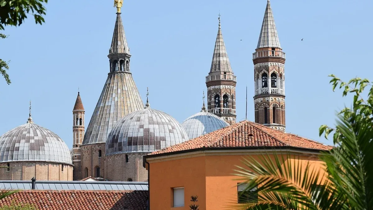Le facciate affrescate nei centri veneti: dove cercare figure e decorazioni