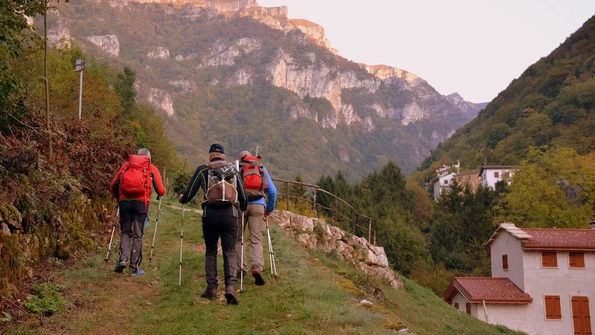 A piedi sul Sentiero del Ponale? In Veneto, una passeggiata sulla Strada del Ponale non c'è: scegli la Val d'Adige