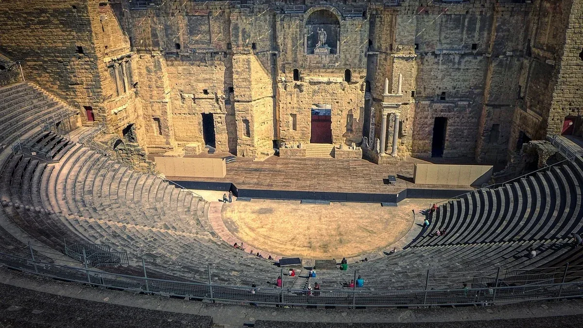 Teatro Olimpico di Vicenza: scena prospettica e sala da osservare durante la visita