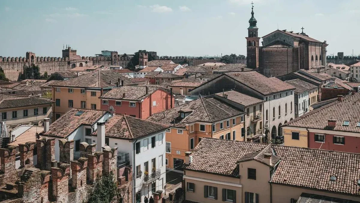 Soave oltre il castello: un percorso tra porte, mura e centro storico