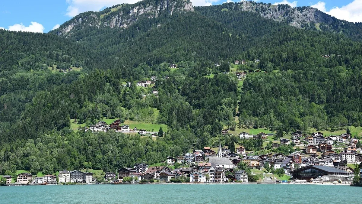 Auronzo di Cadore: come leggere il paese tra le sponde del lago e la valle